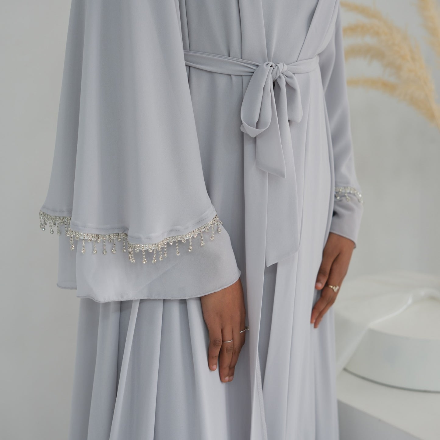 ZAHRA – Abayaset med pärldetaljer