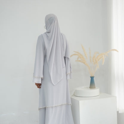 ZAHRA – Abayaset med pärldetaljer