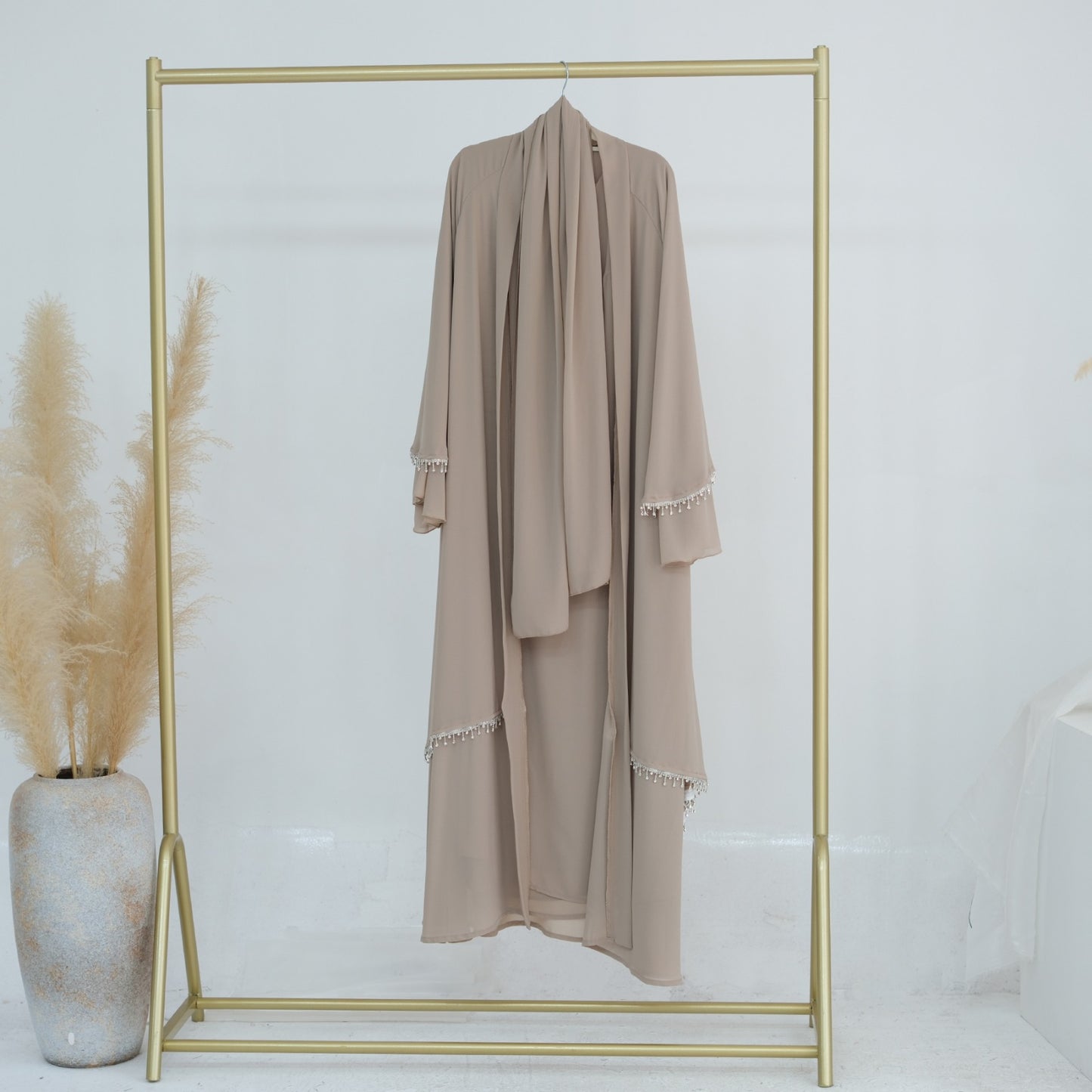 ZAHRA – Abayaset med pärldetaljer